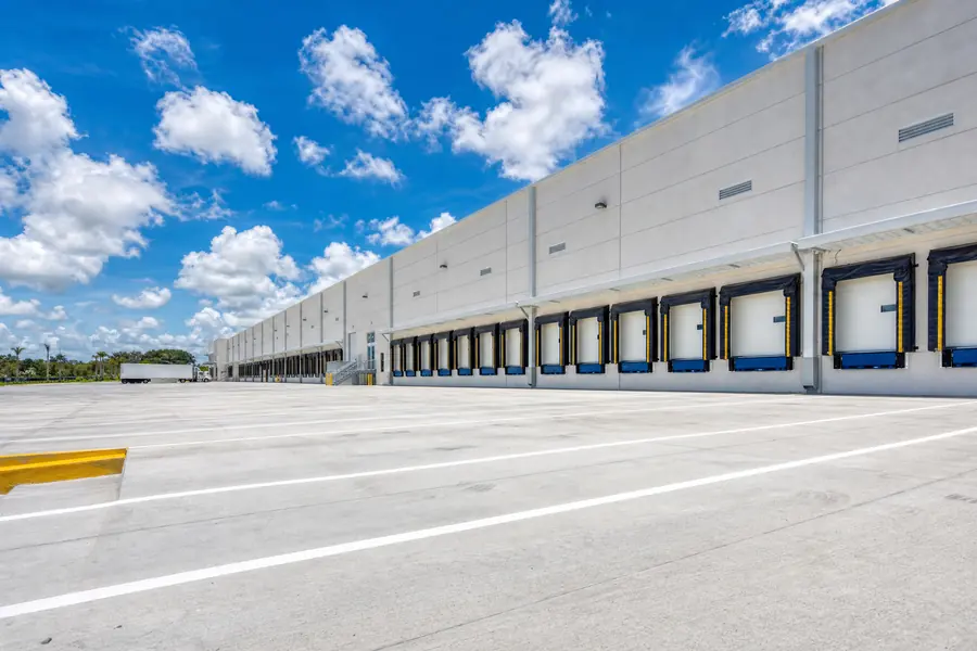 Large cross-dock distribution warehouse in Doral, Florida