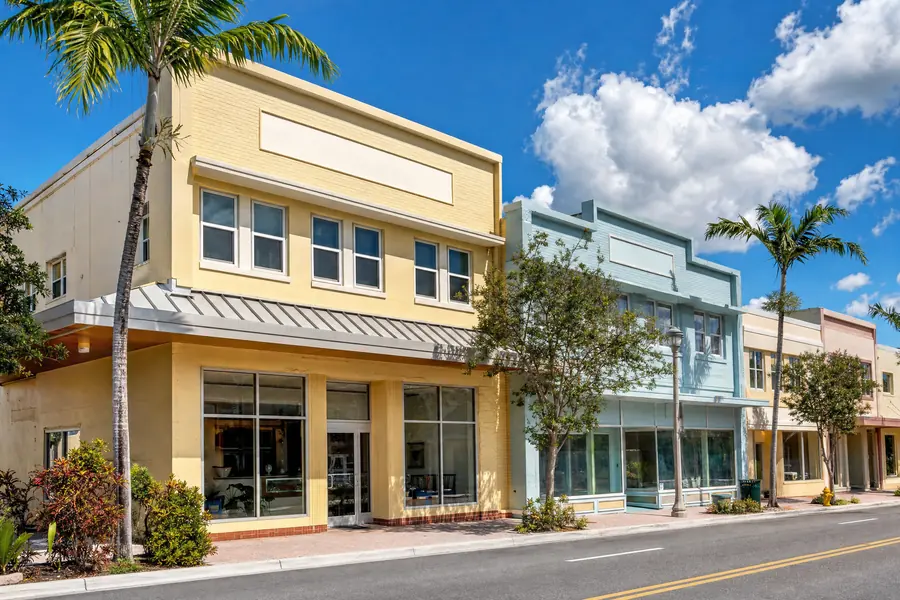 Older two-story mixed-use retail street in Hollywood, Florida