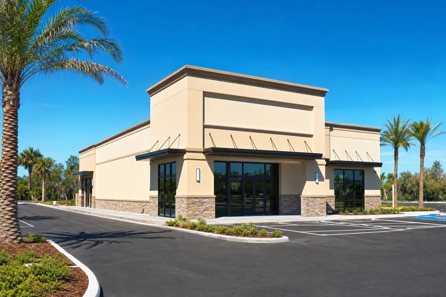 Single-tenant free-standing retail pad building